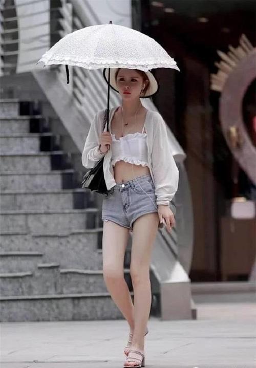 美女牛仔裤穿出两种风格, 短裤清新靓丽, 长裤成熟性感