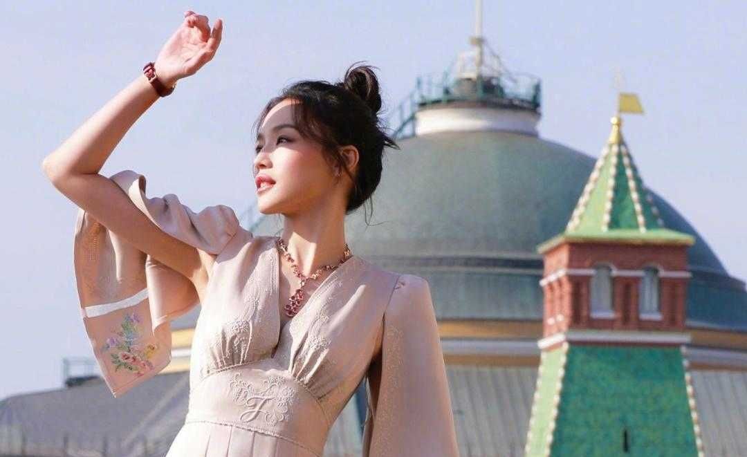  精致■初夏时节,时髦的姑娘小露锁骨,做个精致又时尚的锁骨美人