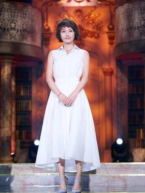 马伊琍穿白裙亮相，却被小7岁的孙俪比下去了，发型显老气