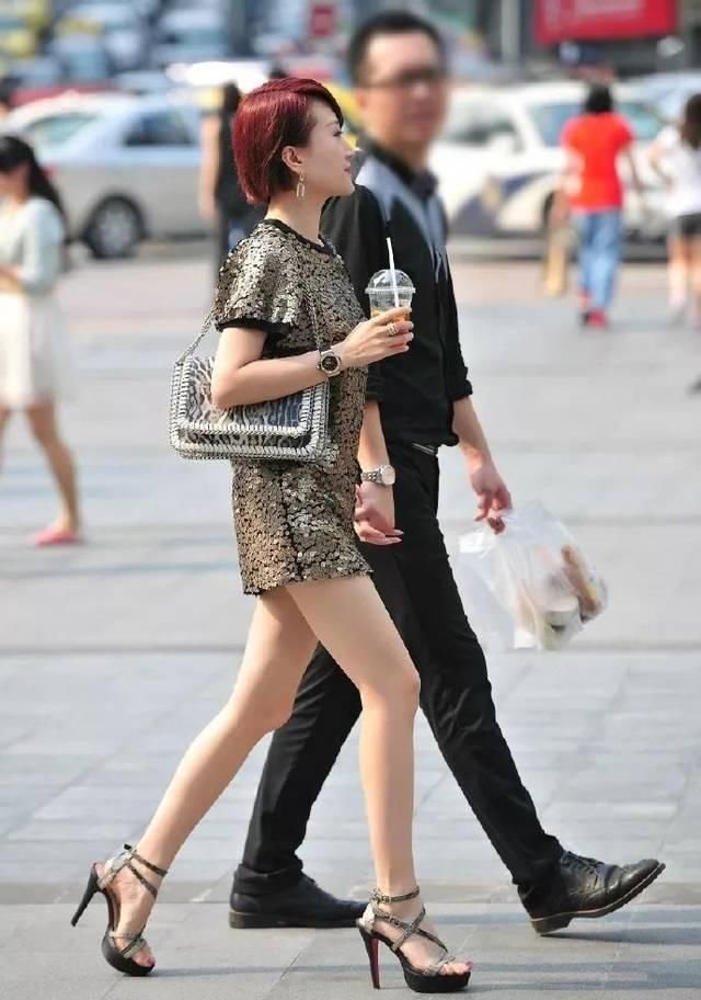 『搭配上』高跟鞋搭配吊带连衣裙,展示出女性的十足韵味