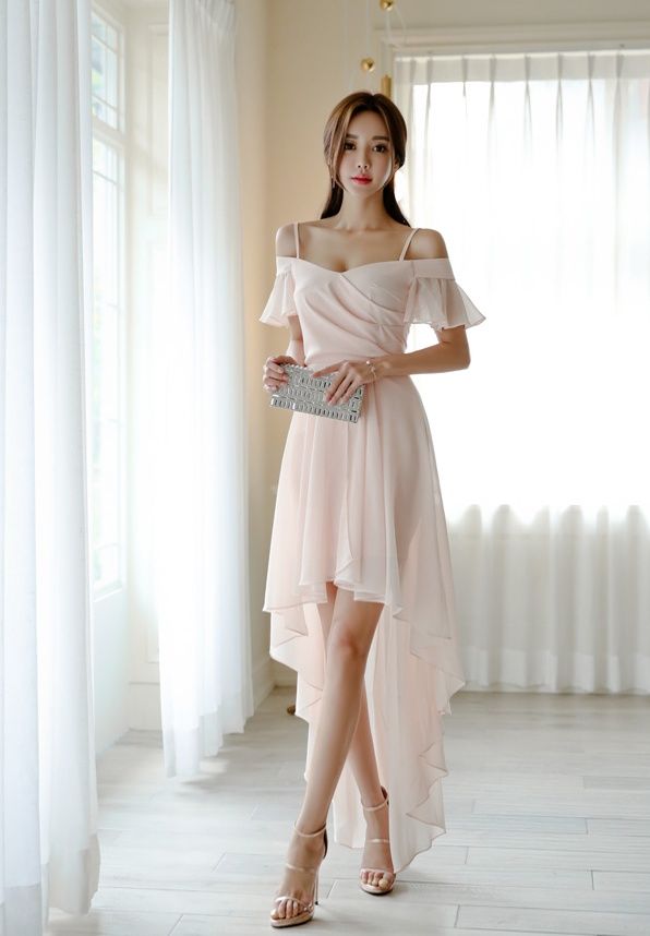 时尚街拍，妙龄美女穿吊带连衣裙，气质优雅，好身材让人心动