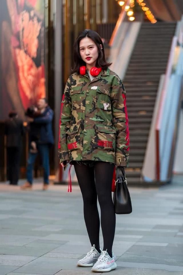  种风格的单：街拍：图一美女迷彩穿搭时尚性感，图2身材让大多数女生羡慕