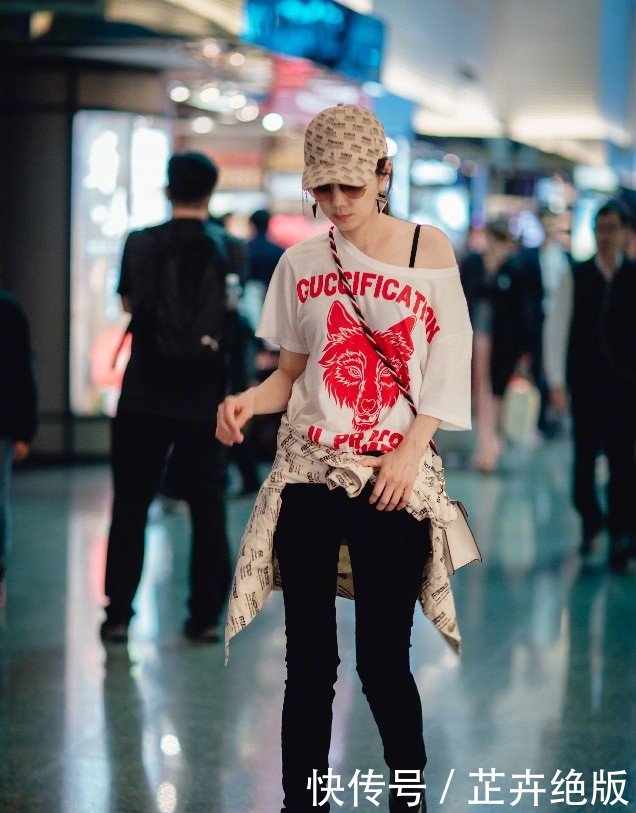 真是服了陈嘉桦，硬是把白T恤穿成露肩衣，露出内衣带不尴尬吗？