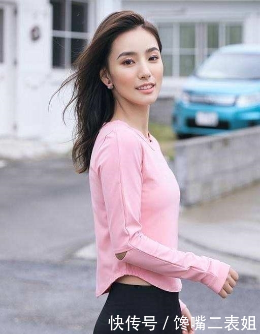  『清爽』清爽街拍：完美身材曲线的小姐姐，展现独特魅力修长美腿线条