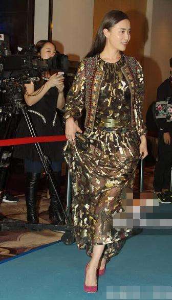 宋佳这裙子也太透了吧!三角区黑毛都看得见网友:白百何都没你疯狂