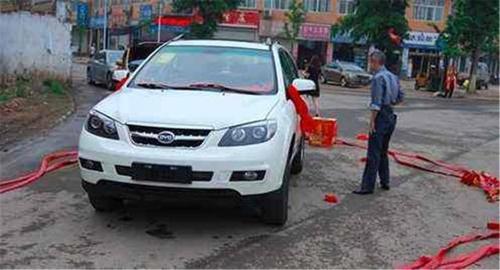 农村买车的奇怪现象：有没有车差距其实比较大，网友：确实很现实