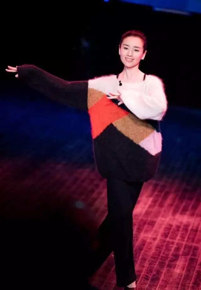 38岁董洁一人现身机场,网友:腿和脸一样白,没有修图痕迹!