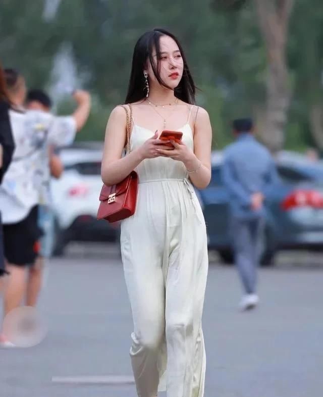  【吊带】街拍;穿超薄吊带长裙,风来了,亮点也就来了