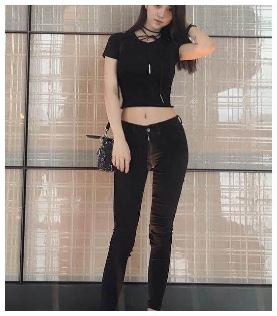 很会打扮的漂亮女孩,搭配紧身牛仔裤,尽显时尚的魅力!