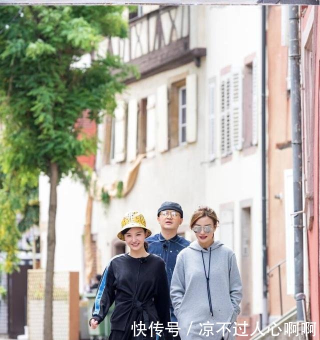 赵薇也老了 出席节目只能用用墨镜掩饰粉底都遮不住的眼袋!