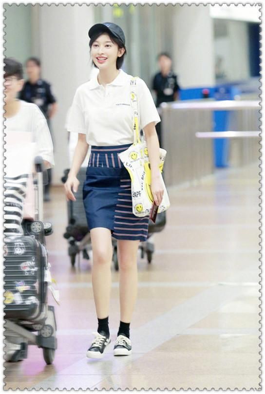 同穿白色衬衫:江疏影是满满女神范，而张俪却穿出收银员既视感!