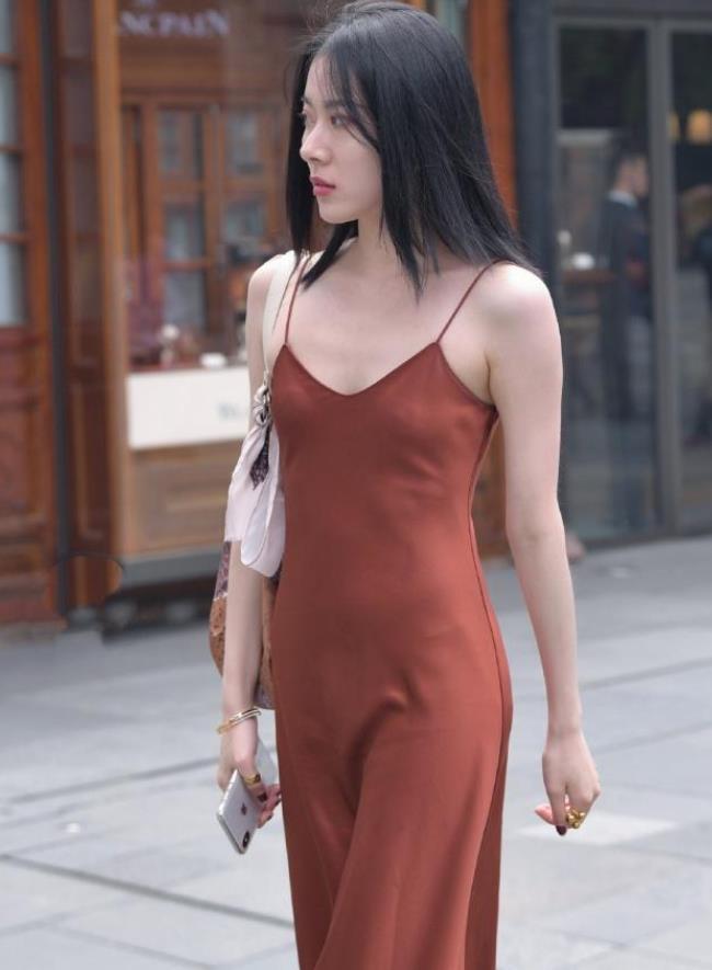 展现■街拍:秀外慧中的美女,一条吊带连衣裙,展现窈窕好身材