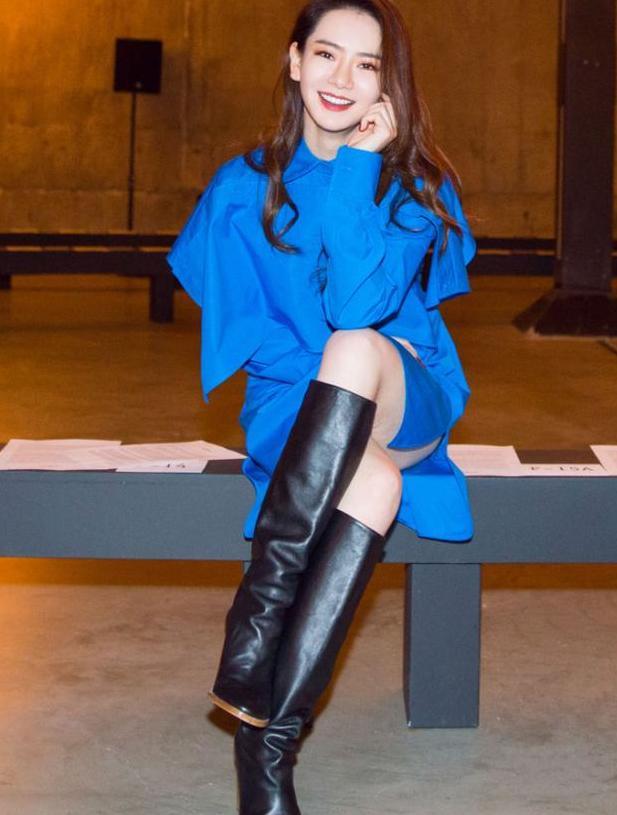 戚薇还真霸气，穿“抓鱼长靴”却有种时髦感，这鞋和下雨天更配！