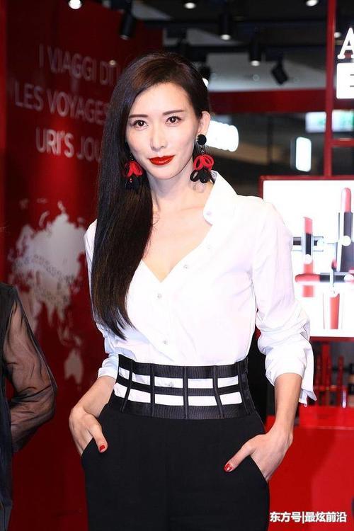 43岁林志玲穿衬衫没内搭,还敢少系几颗扣子,网友:好身材尽显