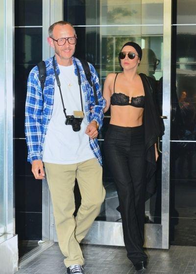 Gaga厉害了，腰部围度媲美芭比娃娃，网友：一条腰带的原因