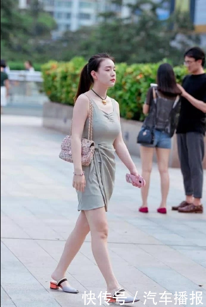 甜美小姐姐吊带连衣裙，肤如凝脂非常皙白，傲人的上围很有女人味
