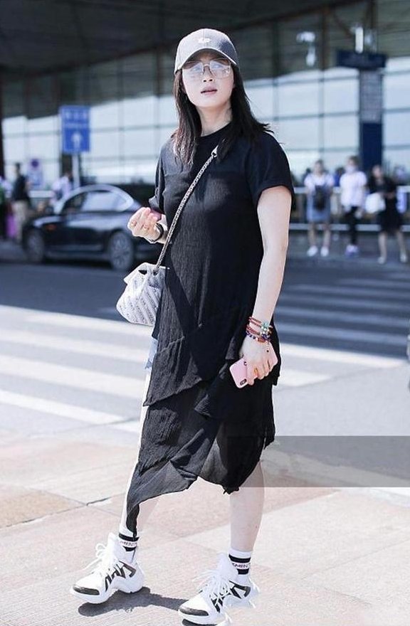 刘涛与蒋欣同穿黑色长裙同框，网友:终于知道丰腴与微胖的差距了