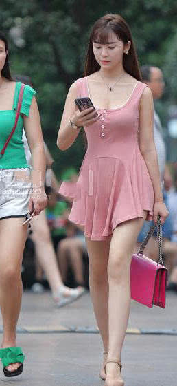 轻熟姐姐粉红诱惑尽显丰满上围，俗话说：好女不愁嫁好郎