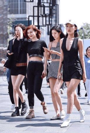 一头乌黑及腰的长发，让美女整个人的气质清秀淡雅非常清纯甜美！