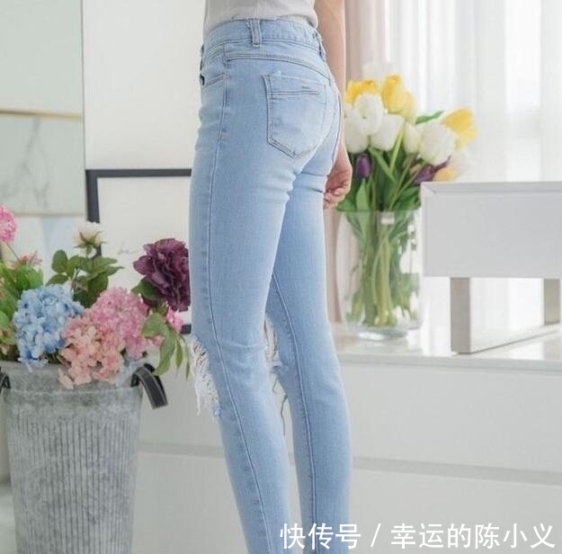 「阳光」身材很好的阳光女孩, 搭配塑型的牛仔裤, 魅力十足!