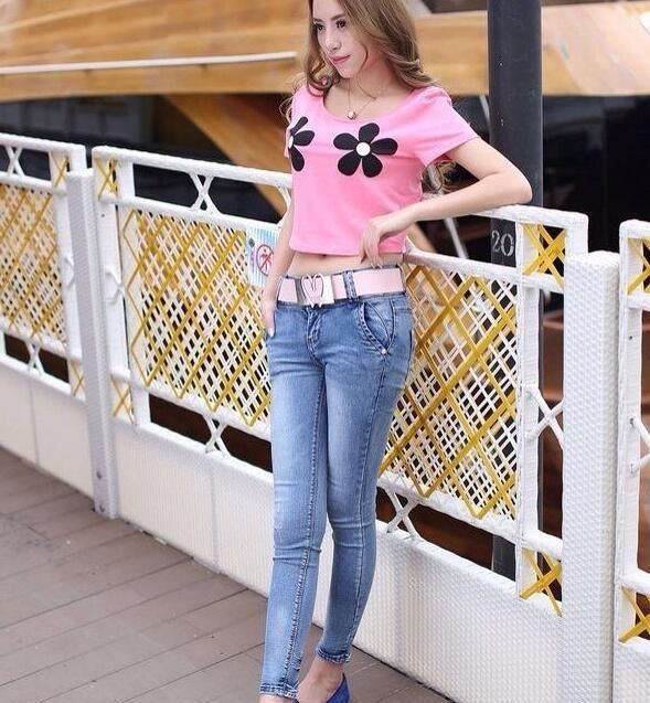 牛仔裤尽显迷人曲线，路边的阿姨都忍不住多看了两眼