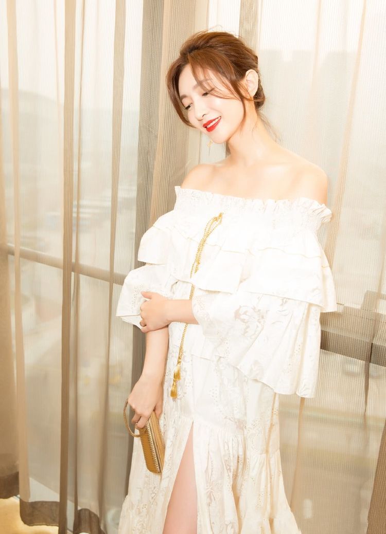 江疏影烫了个卷刘海，整个人都焕然一新，网友：不愧是女神