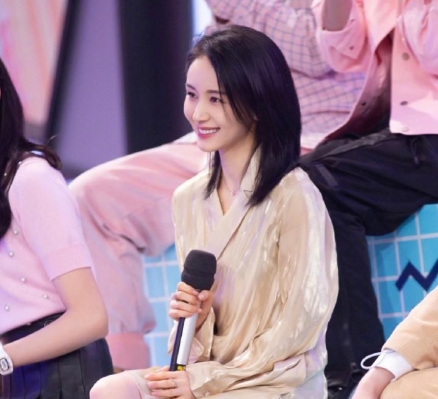 王子文:真的被王子美到了,一袭锁骨发型搭配衬衫连衣裙,美成小仙女模样