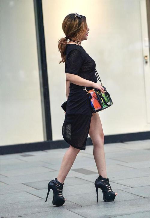 就凭姑娘脚下穿的这双鱼嘴厚底高跟鞋,就给你打百分了