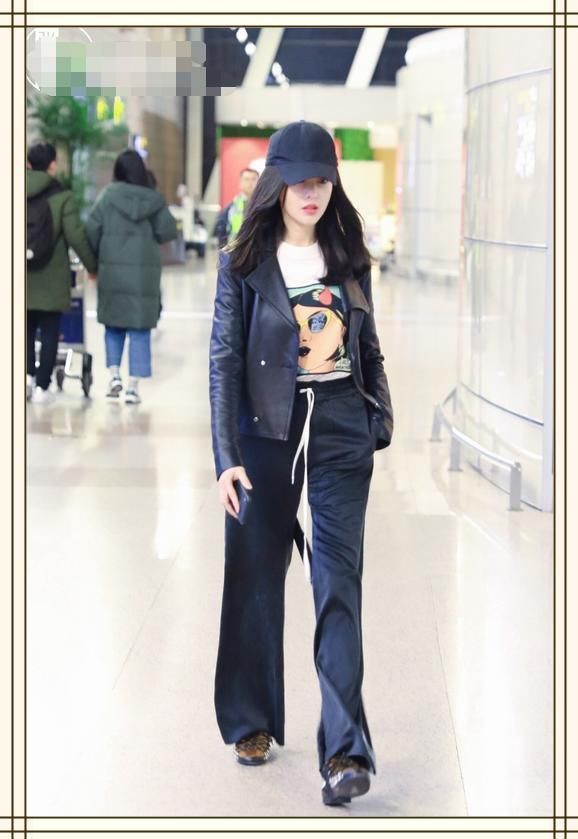 张天爱豁出去了！三伏天穿连体裤+长筒靴，网友：不怕捂出痱子吗