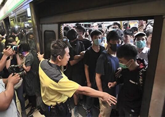 激进示威者早高峰再堵香港地铁，疯狂按紧急键123次