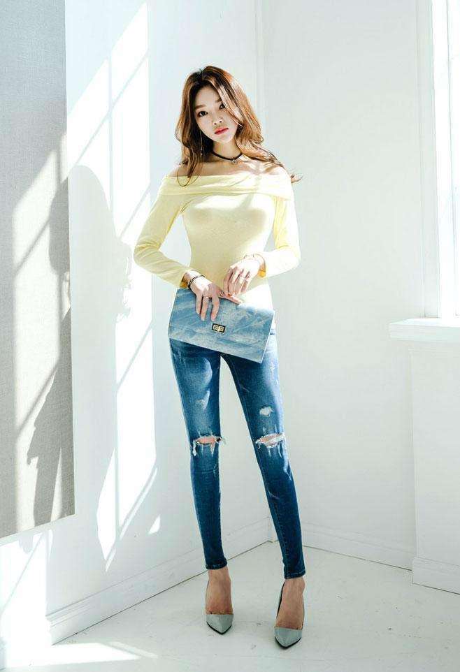 紧身裤展现青春美感, 凸显十足女人味, 性感身姿随时展露