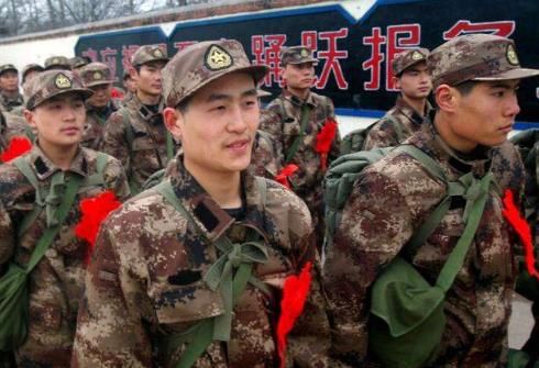 去年被开除了两名福建兵, 现在怎么样了? 网友: 太解气了