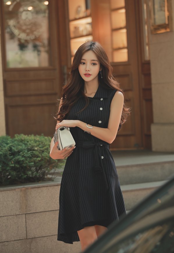 女神珠珠:黑咖啡愠色竖条不对称束腰裙