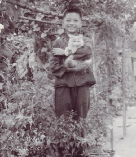 崔永元青年时期照片被曝光,身材瘦弱满屏的书