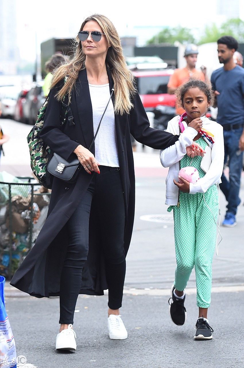 美国新生代模特吉吉在纽约被拍,穿着时尚,网友:气质超好哦!