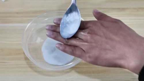  【妙用】把开塞露滴在小苏打上，还有这样的妙用，家家户户都需要