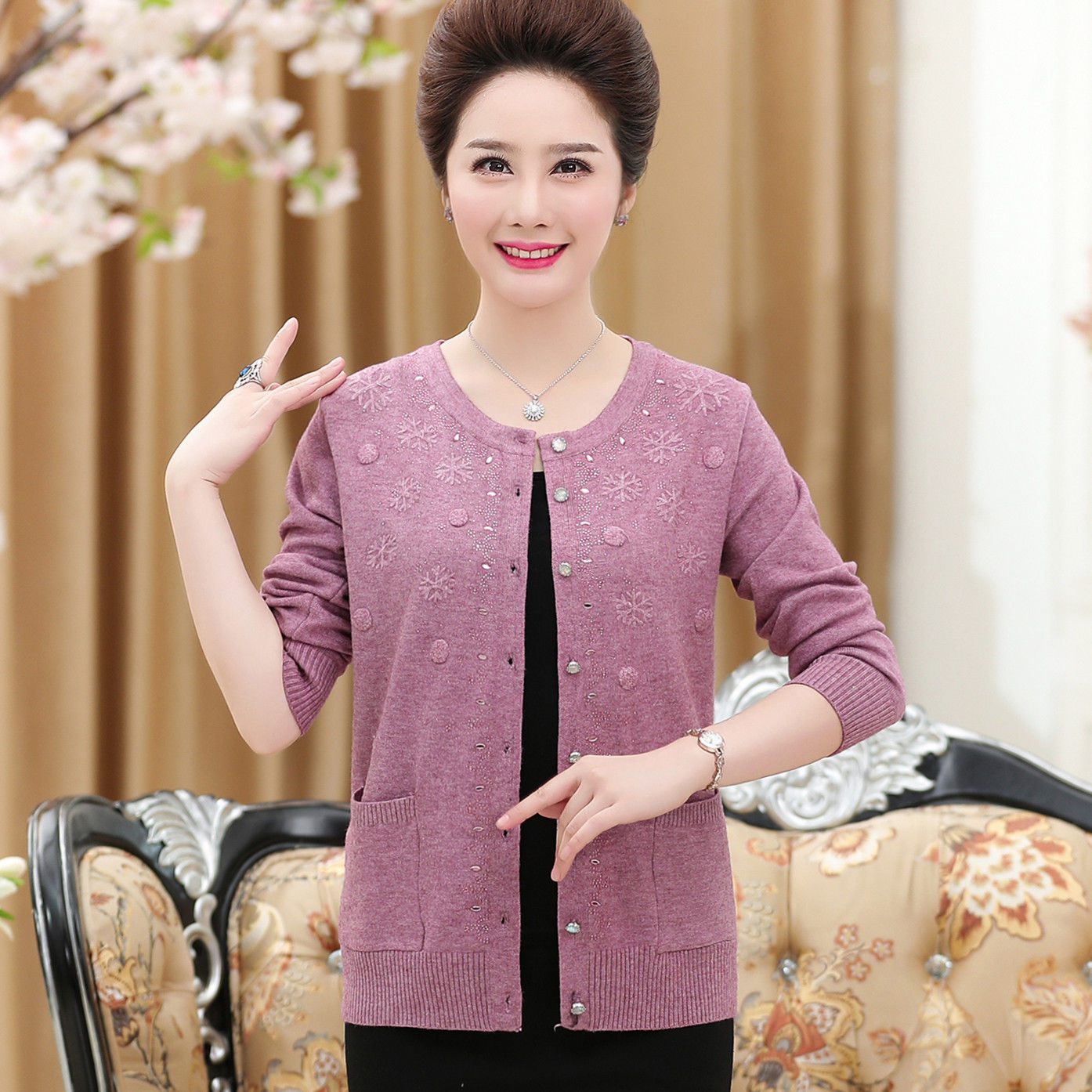 皮肤暗黄的妈妈别乱穿，瞧瞧这些女人穿的妈妈装，显嫩显白显气质