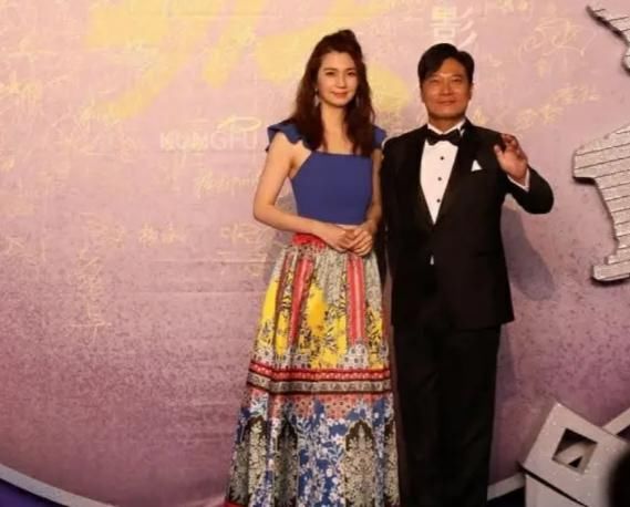  『红色』洪欣颜值高就是任性，芭比粉连衣裙也敢穿，意外减龄10岁不止