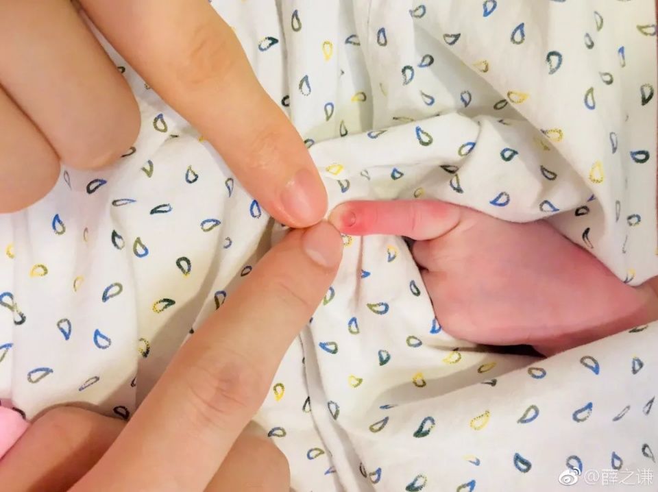 薛之谦晒娃、井柏然怼粉、千玺军训、薛之谦晒娃、马思纯介意、佘