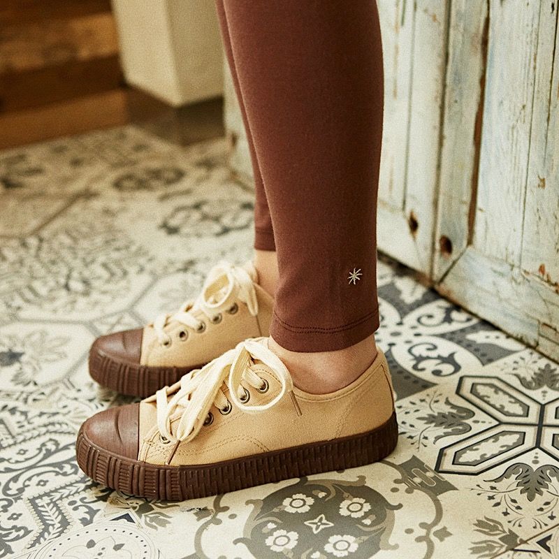 不穿裤子肉太多?穿了丝袜也太扎眼?聪明胖妹选择这么穿