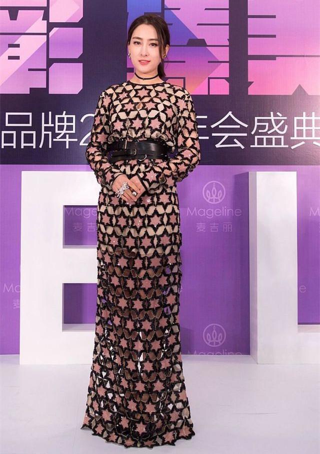 马苏胆真大！“毛毛虫裙”也敢往身上穿？网友：你的时尚我不懂！