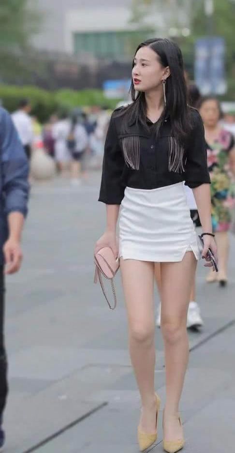  #有型#街拍：选择简约有型的穿搭，让你轻松演绎自信靓丽的美