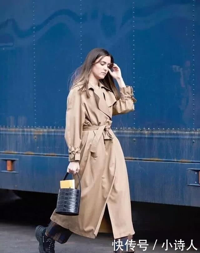 『时髦』女人不论高矮,早春穿风衣时,搭配这3双鞋子,显高又很时髦