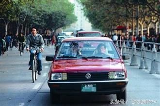 一组90年代万元户老照片，手拿大哥大，腰别BP机，有钱人的范