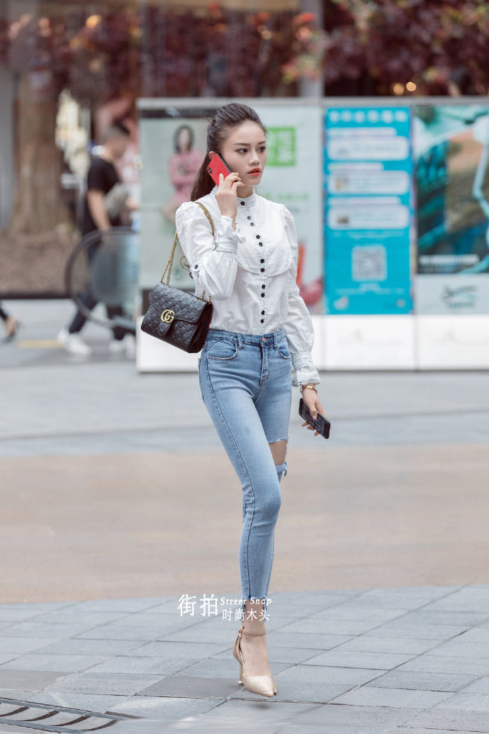 街拍:秋天的简约清新的穿搭指南,展示出自然的美!