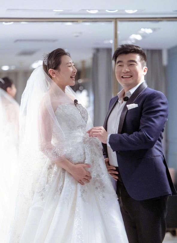  [婚纱照]何雯娜挺着孕肚与丈夫的婚纱照释出，梁超一脸宠溺，十分有爱