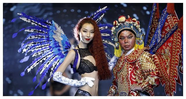 当“维密”遇上京剧，中外模特身穿维密服装大秀身材，性感十足