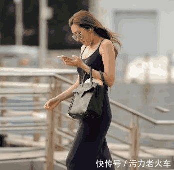 街拍 性感套裙尽显少妇丰满身材, 第四位熟女是直男们的菜！