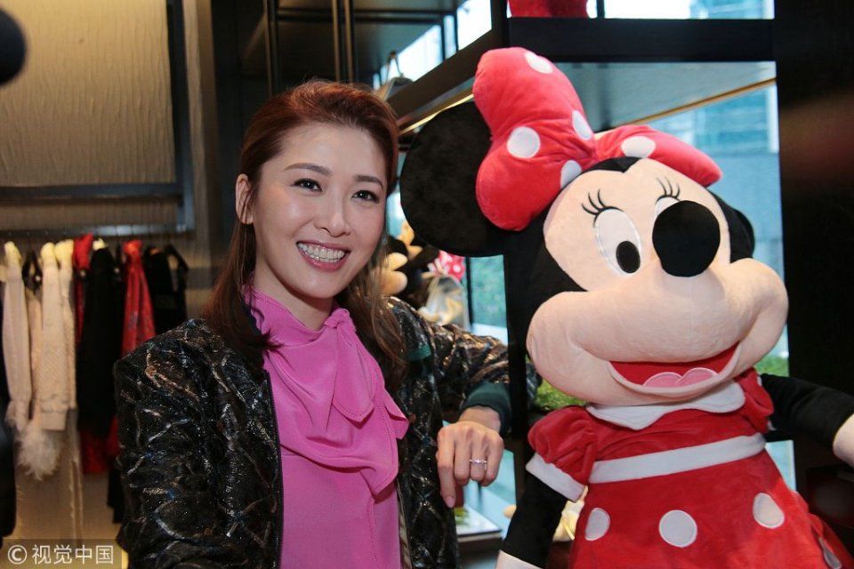 周丽淇与米妮玩偶合影比萌 穿粉嫩衬衣灿笑如花