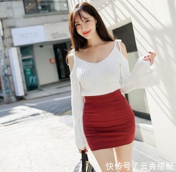 简约气质的紧身裙美女，颜值高身材好，尽显女性风采！